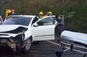 Três pessoas ficam feridas após carro bater em barranco na BR-282