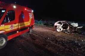 Colisão frontal entre carro e carreta deixa motorista ferido na BR-470