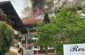 Incêndio atinge hotel no centro de Treze Tílias 