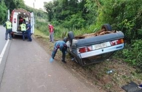 Capotamento deixa motorista ferido na SC-150