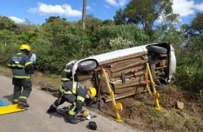 Mulher é socorrida com suspeita de fratura após capotar carro 