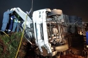 Bombeiros levam 4 horas para resgatar motorista de caminhão capotado 