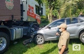 Carreta desanda e arrasta carro na Avenida Santa Terezinha 