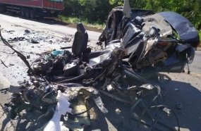 Adolescente morre após bater de frente com carreta na BR-282