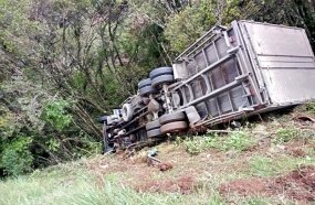 Motorista tomba caminhão após sofrer desmaio ao volante 