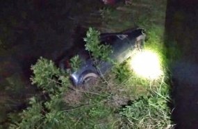 Carro desanda e cai em barranco após ficar encavalado em escada