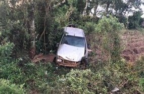 Três pessoas ficam feridas após carro colidir em árvore na BR-282