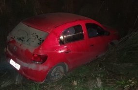 Carro sai da pista após tentativa de ultrapassagem na SC-467