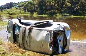 Carro para próximo a açude após capotamento na SC-452 