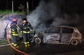 Carro é destruído por incêndio após colidir em paredão de pedras 