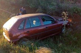 Condutor fica ferido após colidir carro em barranco na BR-470