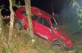 Casal fica ferido após veículo capotar fora da pista na SC-150