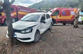 Carro é arremessado contra árvore após colisão na SC-135