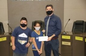 Alunos da Escola Rotary entregam reivindicações a vereador
