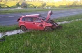 Condutora fica ferida após capotar carro na BR-282