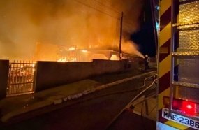 Incêndio atinge três casas no centro de Ibiam 