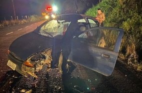 Motorista abandona carona ferido após colisão frontal entre veículos 