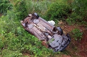Motorista fica ferido após sair da pista e capotar veículo na BR-282 