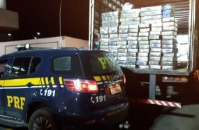 PRF localiza 1,5 tonelada de maconha em fundo falso de carreta