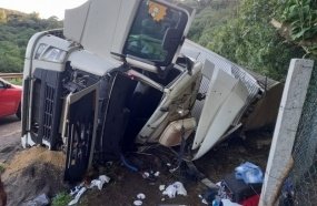 Mulher tem perna amputada após tombamento de carreta 