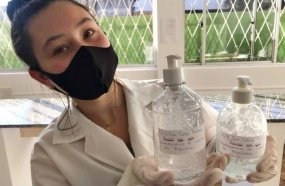 Alunos produzem álcool em gel no laboratório da Escola Celso Ramos
