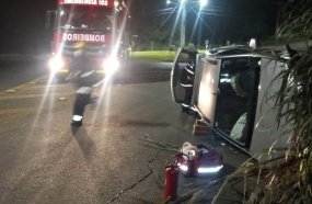 Motorista tomba veículo após colidir contra placa de sinalização 