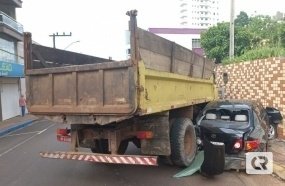 Caminhão desgovernado atinge carro estacionado em Herval 
