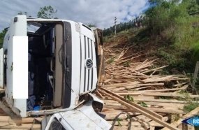 Motorista fica ferido após tombar caminhão em barranco 