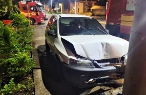 Motorista é preso por embriaguez pela segunda vez após colidir em poste 