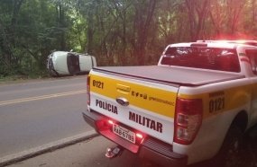Veículo com placas de Herval d´Oeste tomba em Ibicaré