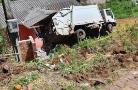 Caminhão do lixo atinge residência após tombar em Capinzal 