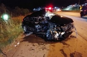 Colisão entre carro e carreta deixa uma pessoa gravemente ferida