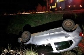 Motorista capota veículo fora da pista na BR-282 