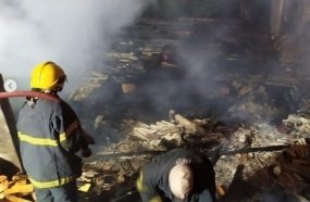Casa de madeira é destruída por incêndio em Erval Velho 