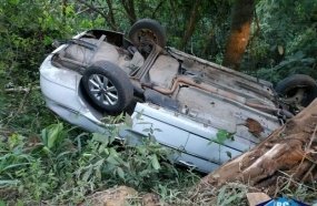 Motorista capota veículo em barranco no interior de Ouro 