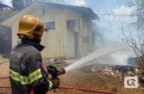 Incêndio destrói pequeno depósito de embutidos em Joaçaba 