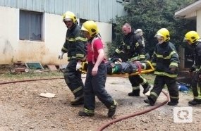 Bombeiro fica ferido durante combate a incêndio em Joaçaba