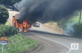 Ônibus é tomado por chamas em Lacerdópolis 