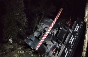Caminhão de Videira capota em barranco na BR-470 