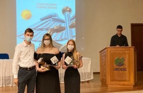 Acadêmicos de Ciências Contábeis da Unoesc são condecorados 