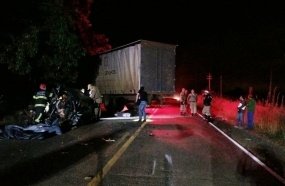 Colisão entre carro e caminhão mata casal e criança na SC-355
