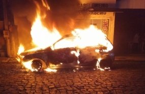 Carro é consumido por incêndio durante a madrugada 