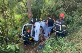 Dois jovens perdem a vida após veículo colidir contra árvores