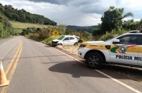 Motorista capota carro após sair da pista na SC-150 