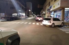 Jovem fica ferida após carro atingir loja em Campos Novos