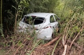 Condutora de veículo da saúde fica ferida após colisão contra caminhão