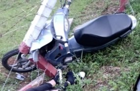 Mulher fica ferida após colidir moto contra cerca de arame farpado 