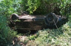 Capotamento deixa motorista ferido na BR-470