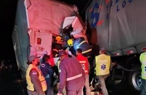 Motorista morre em colisão frontal entre caminhão e carreta 