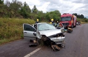 Motorista fica ferido após capotar veículo na BR-282 